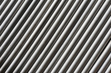 Eski alüminyum borular paralel dizilmiş, endüstriyel bir model yaratıyor.