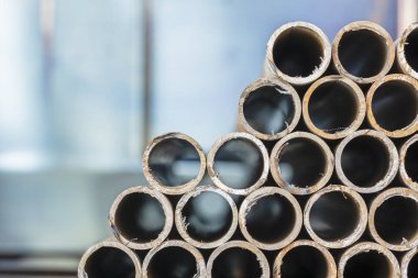 Paslı çelik borular, paslanma, metalurji endüstrisinin bileşenleri.