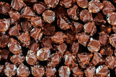 Demir içermeyen metal geri dönüşüm fabrikasında bakır tel yığını. Yeniden kullanım için ham madde.