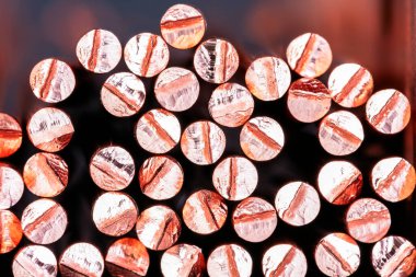 Bakır çubukların çapraz kesitleri bir araya toplanmış, metalurji endüstrisi ürünleri