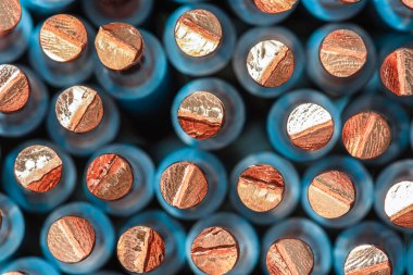 Bakır kablo demetinin enine kesitinin aşırı yakın çekimi.