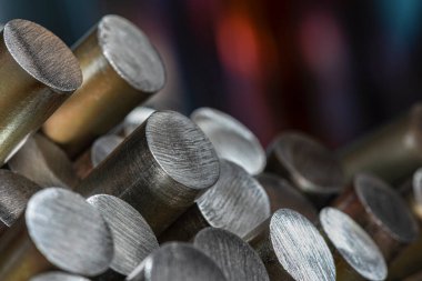 Metalürji endüstrisinin ürünü olan bir fabrikada demir çubuklar yığını