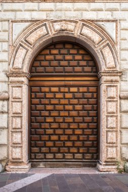 Eski çift kapı girişi, eski taş evin ahşap kapısı. 