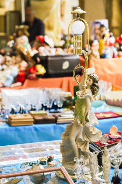 Bit pazarında lamba olarak figür dansçısı Arezzo İtalya