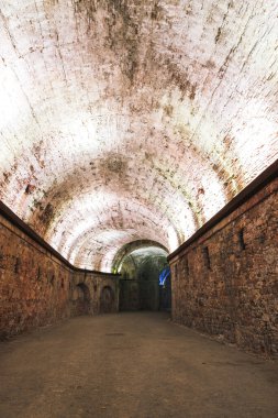 Lucca 'nın antik Saint Martin Kalesi, tarihi kale duvarlarının altındaki bir ortaçağ tüneli.