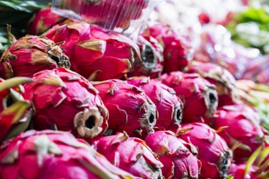 Valencia 'da gıda pazarında ejderha meyvesi yığını.