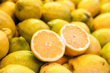 Valencia İspanya 'daki bir gıda pazarında yarısı kesilmiş organik limon yığını.