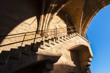 Valencia 'daki Serranos Kulelerinin ortaçağ mimarisi, tarihi bir İspanyol simgesi.