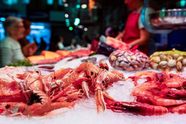Yiyecek pazarı olan bir deniz ürünleri tezgahında buzun üzerine serilmiş taze karides.