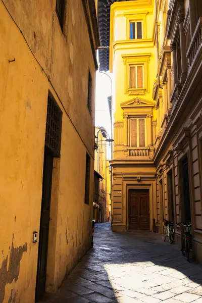Eski şehir Padova 'da Dar Sokak Sabah güneşinde