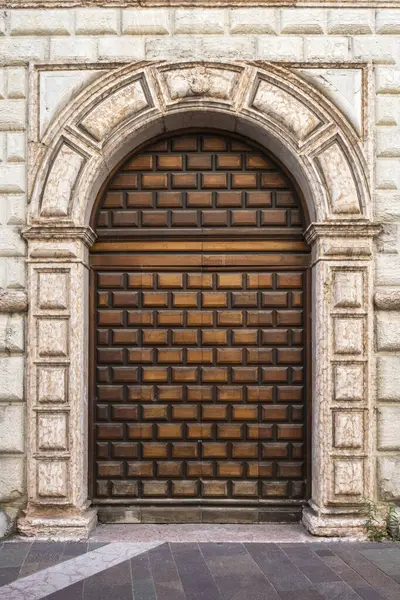 Eski çift kapı girişi, eski taş evin ahşap kapısı. 