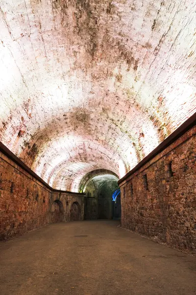 Lucca 'nın antik Saint Martin Kalesi, tarihi kale duvarlarının altındaki bir ortaçağ tüneli.