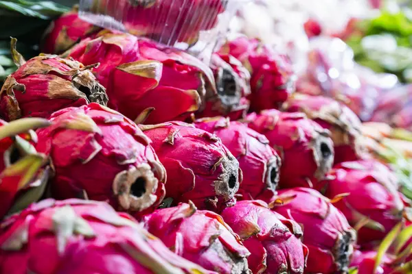 Valencia 'da gıda pazarında ejderha meyvesi yığını.