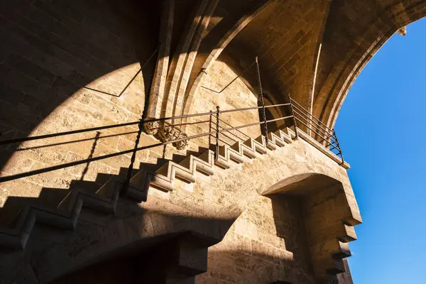 Valencia 'daki Serranos Kulelerinin ortaçağ mimarisi, tarihi bir İspanyol simgesi.