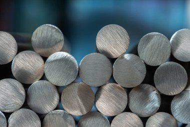 Metalürji endüstrisinin ürünü olan bir fabrikada demir çubuklar yığını