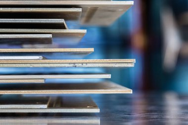 Endüstriyel bir alanda demir olmayan metal levhaların yakın çekimi. 