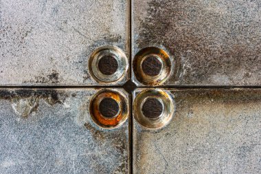 Eski oksitlenmiş çelik levhalar, geometrik desenli delikler, üst görünüm