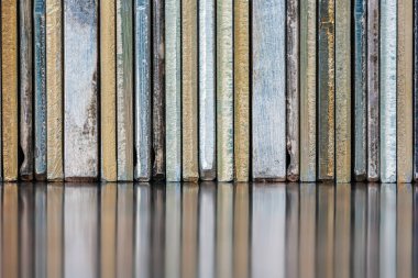 Yansıtıcı metal yüzeyinde demir olmayan metallerden yapılmış levhalar ve bileşenler satırı