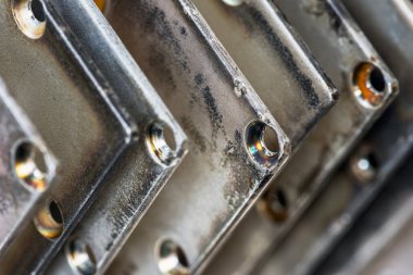 Levha ve metal levha yığını, metalurji endüstrisinin hammaddesi.