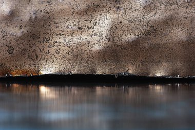 Metal yüzeyde buruşmuş eski bakır levha