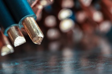 Güç endüstrisinde ve enerji altyapısında kullanılan bakır kablo, yakın çekim görüntüsü