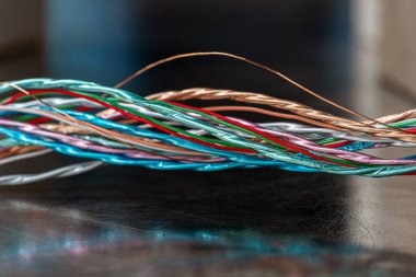 Telekomünikasyon kontrol sistemlerinde kullanılan renkli kalkanlı elektrik kabloları