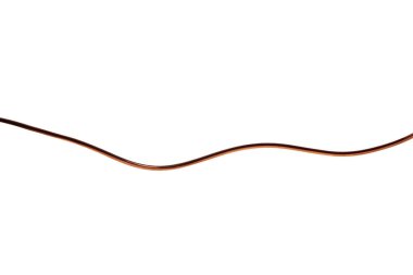 Beyaz arkaplanda izole edilmiş bakır tel, eğri çizgi, değişken enerji akışı