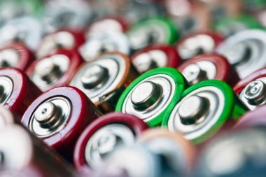 Satırlarda kullanılan eski alkali AA piller, yakın çekim görünümü