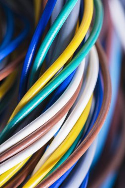 Renkli kablo demetleri ve yakın plan elektrik kabloları