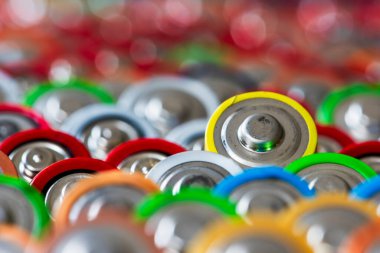 Satırlarda kullanılan eski alkali AA piller, yakın çekim görünümü