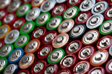 Çöp öğütme ve geri dönüşüm için kullanılan alkali piller