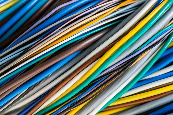 Renkli kablolar ve elektrik kabloları. Yakın plan, endüstriyel arka plan.
