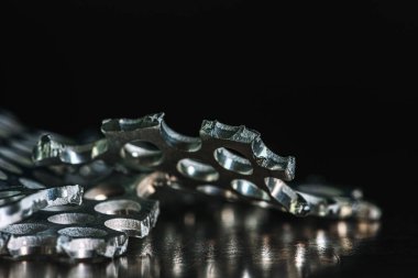 Alüminyum hurda, metalurji endüstrisi için hammadde, metal yüzeyinde delikler olan metal kaplama, yakın görüş.