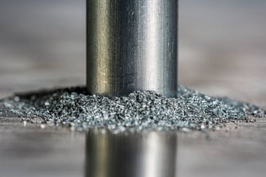 Metalurji endüstrisinde demir olmayan metallerin, bileşenlerin ve hammaddelerin işlenmesinde alüminyum çubuk ve talaşlar