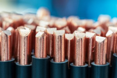 Kablolarda bakır tel, elektrik tesisatı için bir deste kablo, bulanık, ton arkaplanı olan yakın çekim görüntüsü