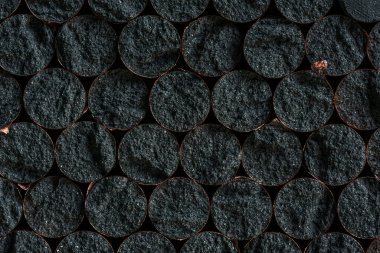 Grafit çekirdekleri, yeni teknoloji endüstrisi için hammadde olan bakır katmanıyla çevrili.