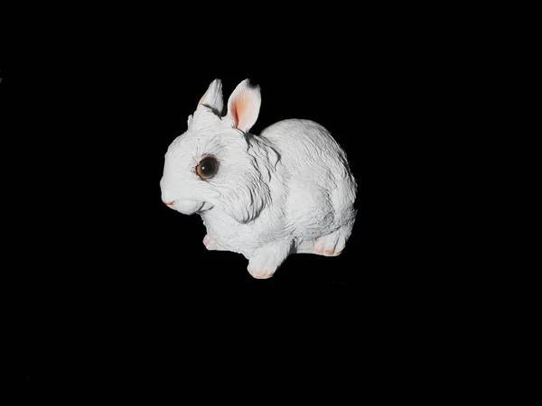 Coniglio Bianco Giocattolo Uno Sfondo Nero Simbolo Del Nuovo Anno — Foto Stock