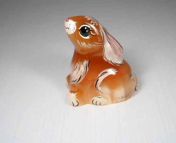 根据东方历法 兔子的玩具护身符是新年的象征 — 图库照片