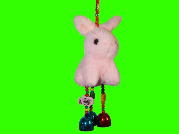 根据东方日历上的绿色背景 兔子的玩具护身符是新年的象征 — 图库照片