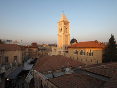 Kubbe 'nin çatıları ve Kudüs' ün çan kulesi