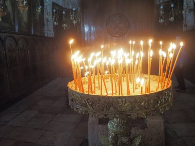 Kudüs İsrail 'de kutsal emanetler ve sembollerle dolu bir Hıristiyan kilisesinin içinde.