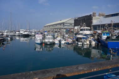 Jaffa İsrail Limanı 'ndaki rıhtımda tekne ve yatlar.