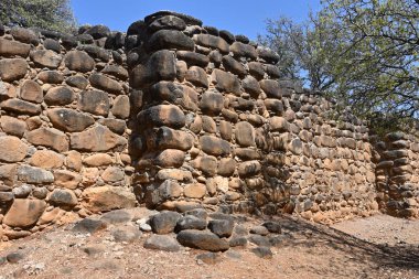 Nehir veriliyor. Ürdün Nehri 'nin İsrail' in kuzeyindeki rezerv Tel Dan 'deki kollarından biri.