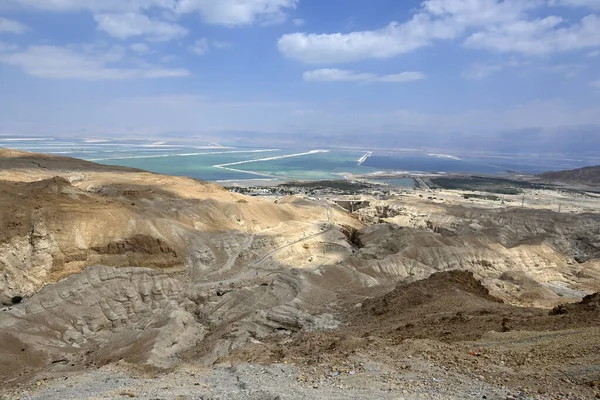 从路旁的观景台俯瞰群山和死海 — 图库照片