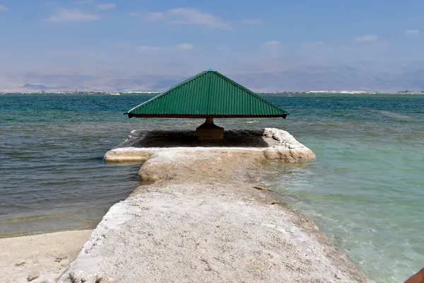 Stranden Stranden Döda Havet Med Ett Tak För Skugga Och — Stockfoto