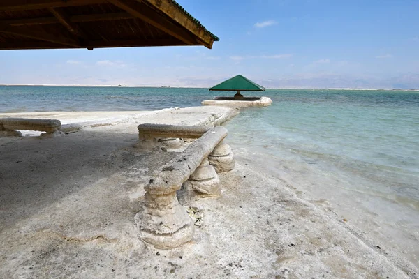 Playa Orillas Del Mar Muerto Con Dosel Para Sombra Banco —  Fotos de Stock