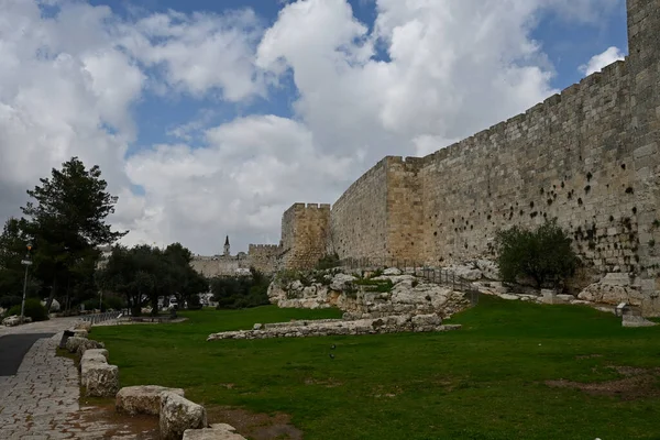 ヤッファ門の南にある旧市街のエルサレム要塞の壁 — ストック写真