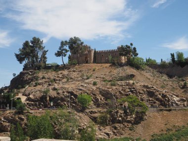 İspanya 'nın otonom Kastilya' nın başkenti olan Toledo, Arap, Yahudi ve Hıristiyan mimari eserlerini koruyan ortaçağ merkeziyle ünlüdür..