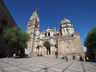 İspanya 'nın otonom Kastilya' nın başkenti olan Toledo, Arap, Yahudi ve Hıristiyan mimari eserlerini koruyan ortaçağ merkeziyle ünlüdür..