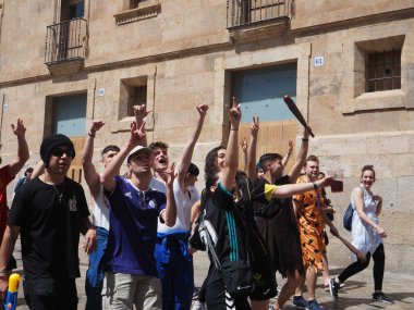Salamanca İspanya 'daki dünyanın en eski üniversitelerinden birinin öğrencilerinin maskeli balosu.